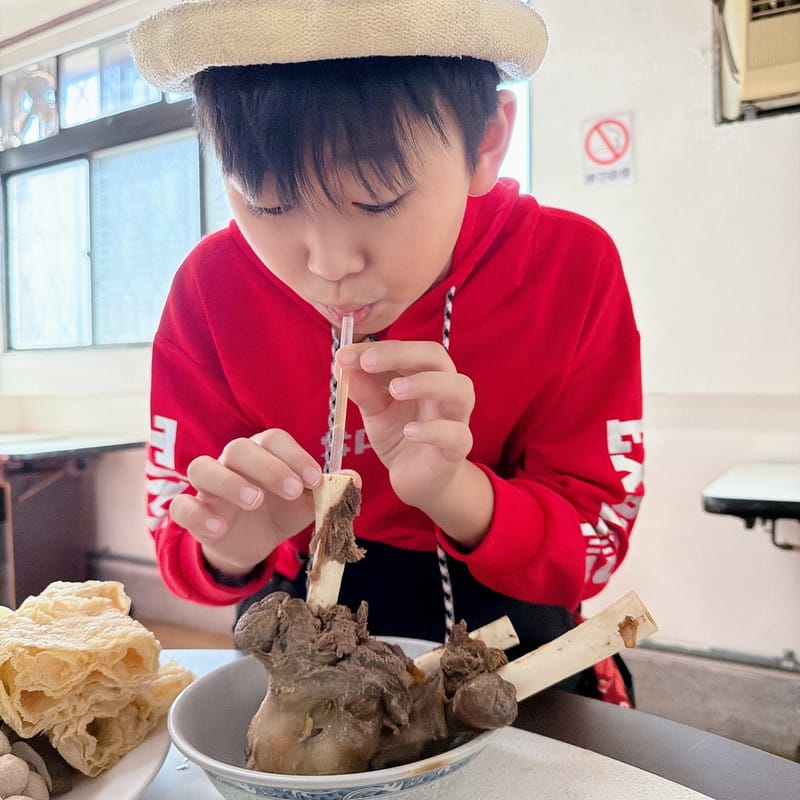 冬天就是要吃羊肉爐啦!呂記正宗岡山羊肉爐店腳筋特大,插入吸管大口吸,一整個覇氣開吃啦! - 第10張圖 冬天就是要吃羊肉爐啦!呂記正宗岡山羊肉爐店腳筋特大,插入吸管大口吸,一整個覇氣開吃啦!