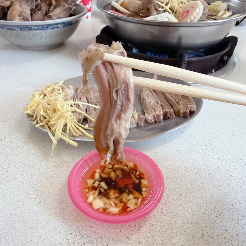 冬天就是要吃羊肉爐啦!呂記正宗岡山羊肉爐店腳筋特大,插入吸管大口吸,一整個覇氣開吃啦! - 第14張圖 冬天就是要吃羊肉爐啦!呂記正宗岡山羊肉爐店腳筋特大,插入吸管大口吸,一整個覇氣開吃啦!