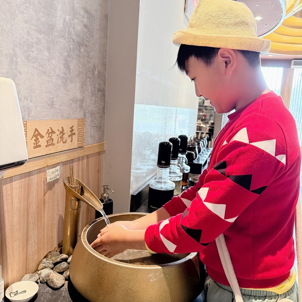特色火鍋懶人包～古風、現代風格麻辣火鍋大Pk！青埔-怎麻辣鴛鴦麻辣火鍋 & 瓦法奇朵麻辣火鍋生日還有蝦和干貝大放送，怎麼吃都好快樂～