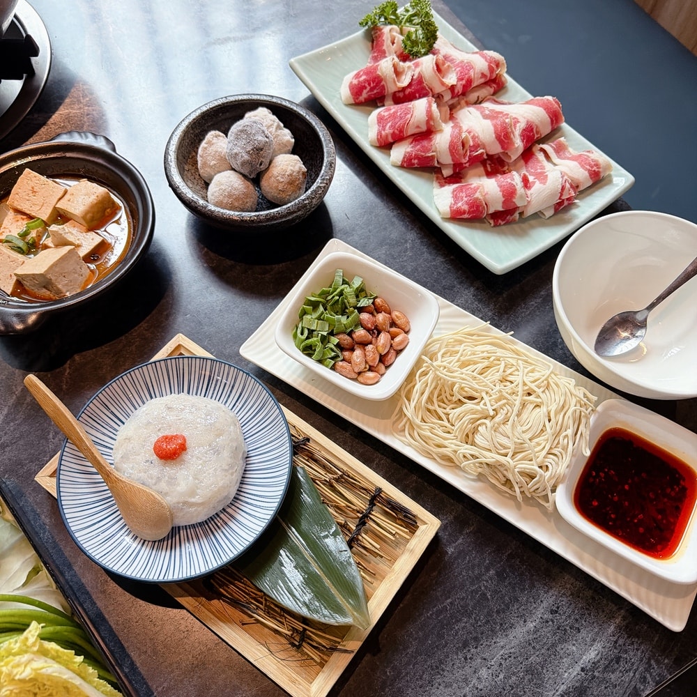 特色火鍋懶人包～古風、現代風格麻辣火鍋大Pk！青埔-怎麻辣鴛鴦麻辣火鍋 & 瓦法奇朵麻辣火鍋生日還有蝦和干貝大放送，怎麼吃都好快樂～
