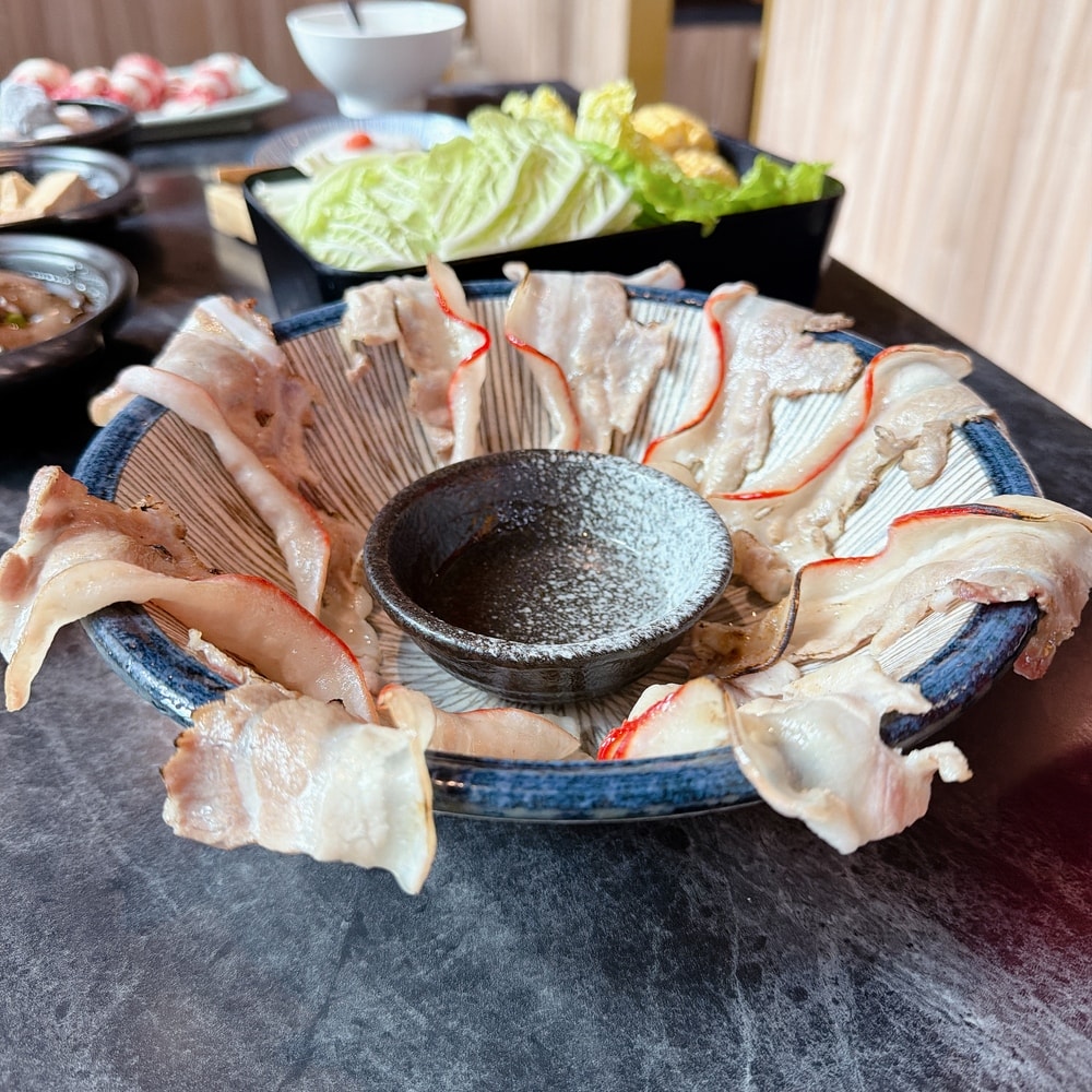 特色火鍋懶人包～古風、現代風格麻辣火鍋大Pk！青埔-怎麻辣鴛鴦麻辣火鍋 & 瓦法奇朵麻辣火鍋生日還有蝦和干貝大放送，怎麼吃都好快樂～