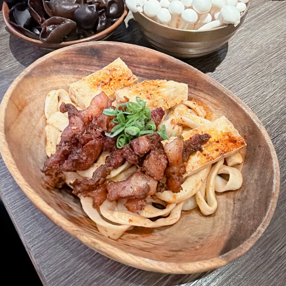 特色火鍋懶人包～古風、現代風格麻辣火鍋大Pk！青埔-怎麻辣鴛鴦麻辣火鍋 & 瓦法奇朵麻辣火鍋生日還有蝦和干貝大放送，怎麼吃都好快樂～