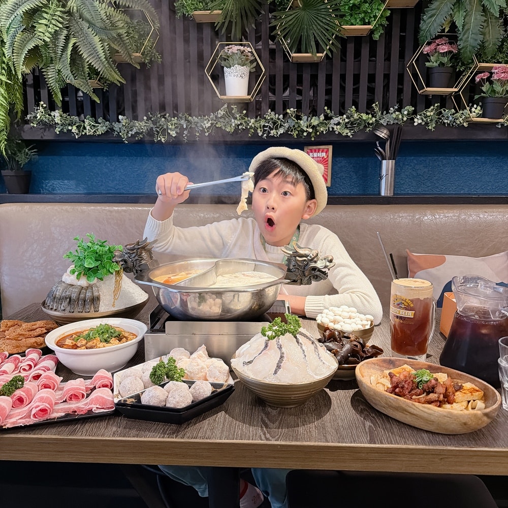 特色火鍋懶人包～古風、現代風格麻辣火鍋大Pk！青埔-怎麻辣鴛鴦麻辣火鍋 & 瓦法奇朵麻辣火鍋生日還有蝦和干貝大放送，怎麼吃都好快樂～