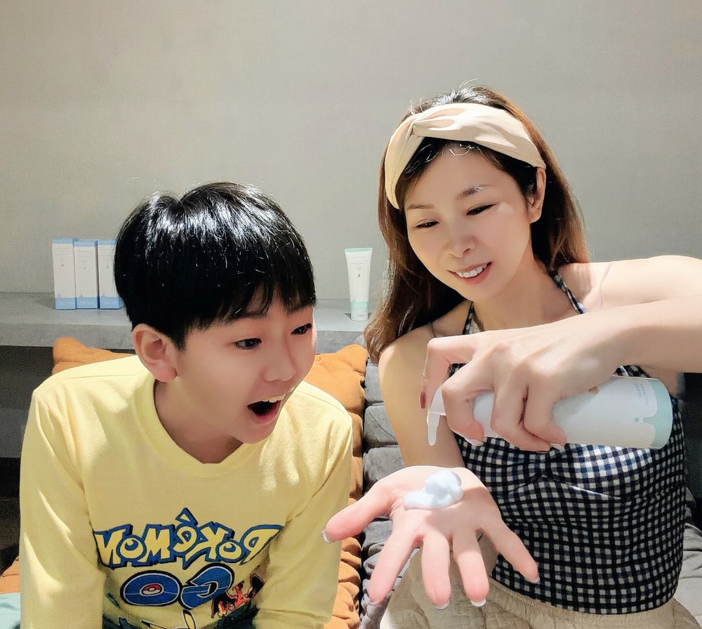 過年忙著大掃除！臉部的清潔別忘了用淨淨胺基酸溫和潔顏慕斯來洗淨和呵護喔！（眨眼睛）