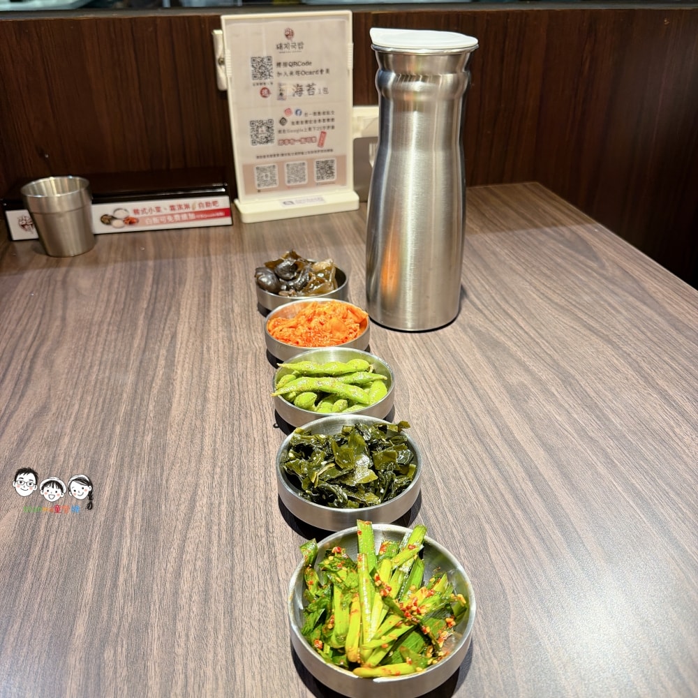 金春喜韓廚台南仁德家樂福店 所有的套餐都附有小菜、飯，還有霜淇淋吃到飽～ 大口吃，超韓啦