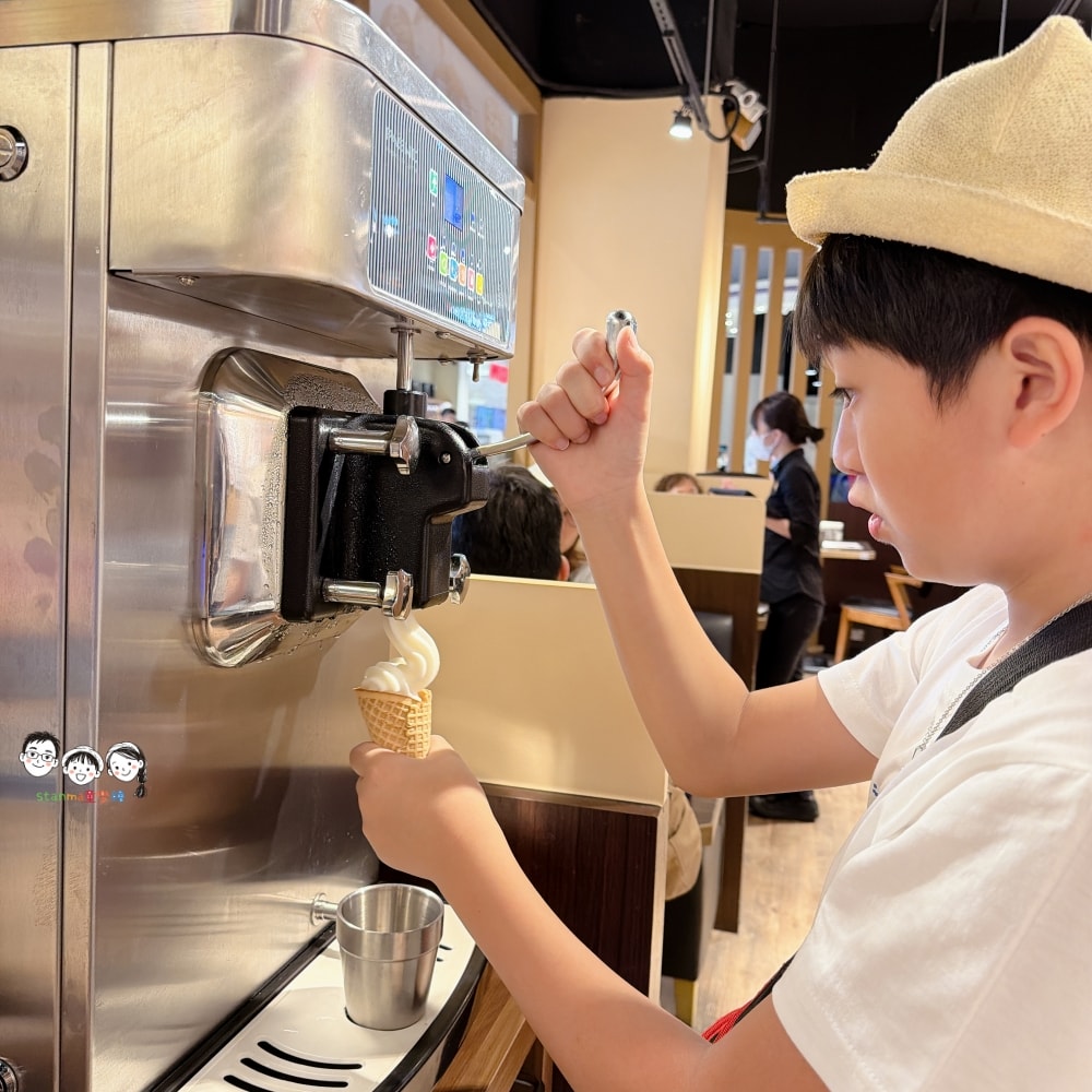 金春喜韓廚台南仁德家樂福店 所有的套餐都附有小菜、飯，還有霜淇淋吃到飽～ 大口吃，超韓啦