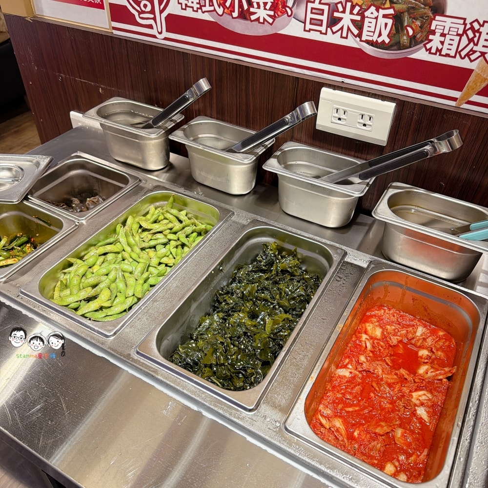 金春喜韓廚台南仁德家樂福店 所有的套餐都附有小菜、飯，還有霜淇淋吃到飽～ 大口吃，超韓啦