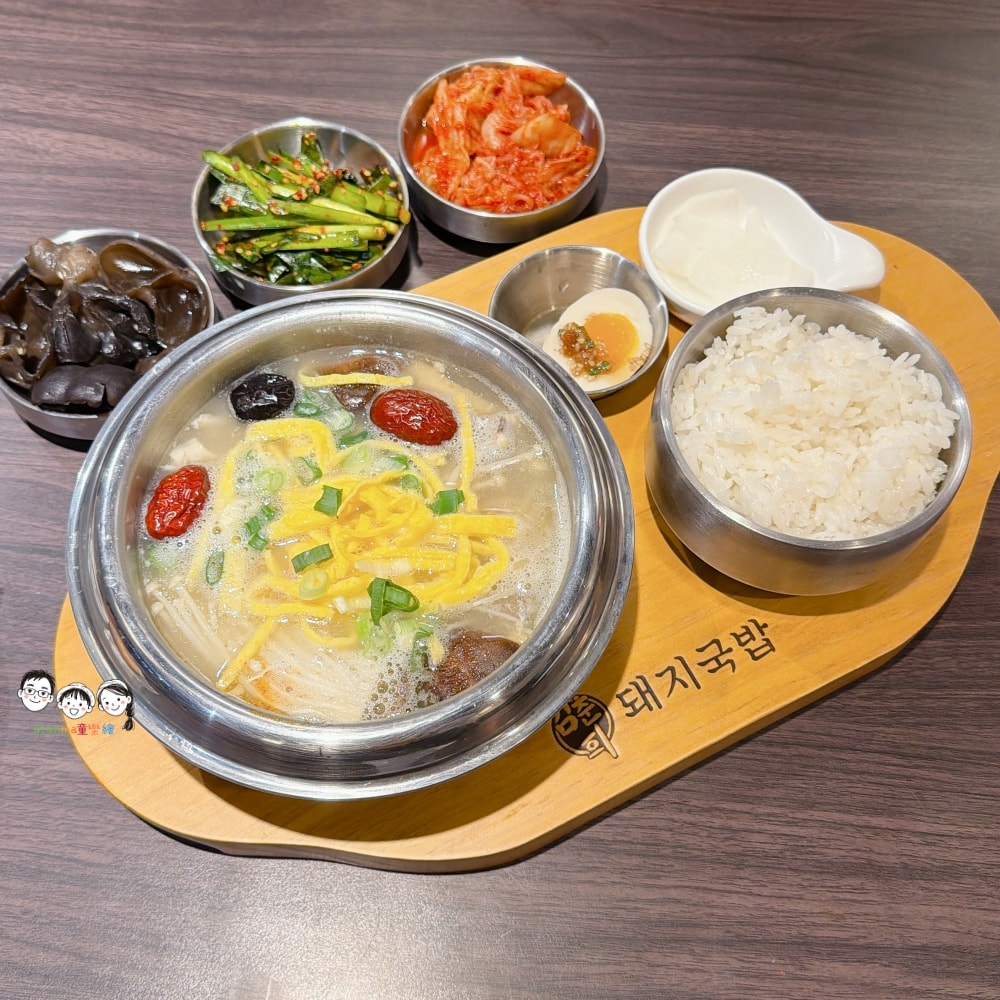 金春喜韓廚台南仁德家樂福店 所有的套餐都附有小菜、飯，還有霜淇淋吃到飽～ 大口吃，超韓啦