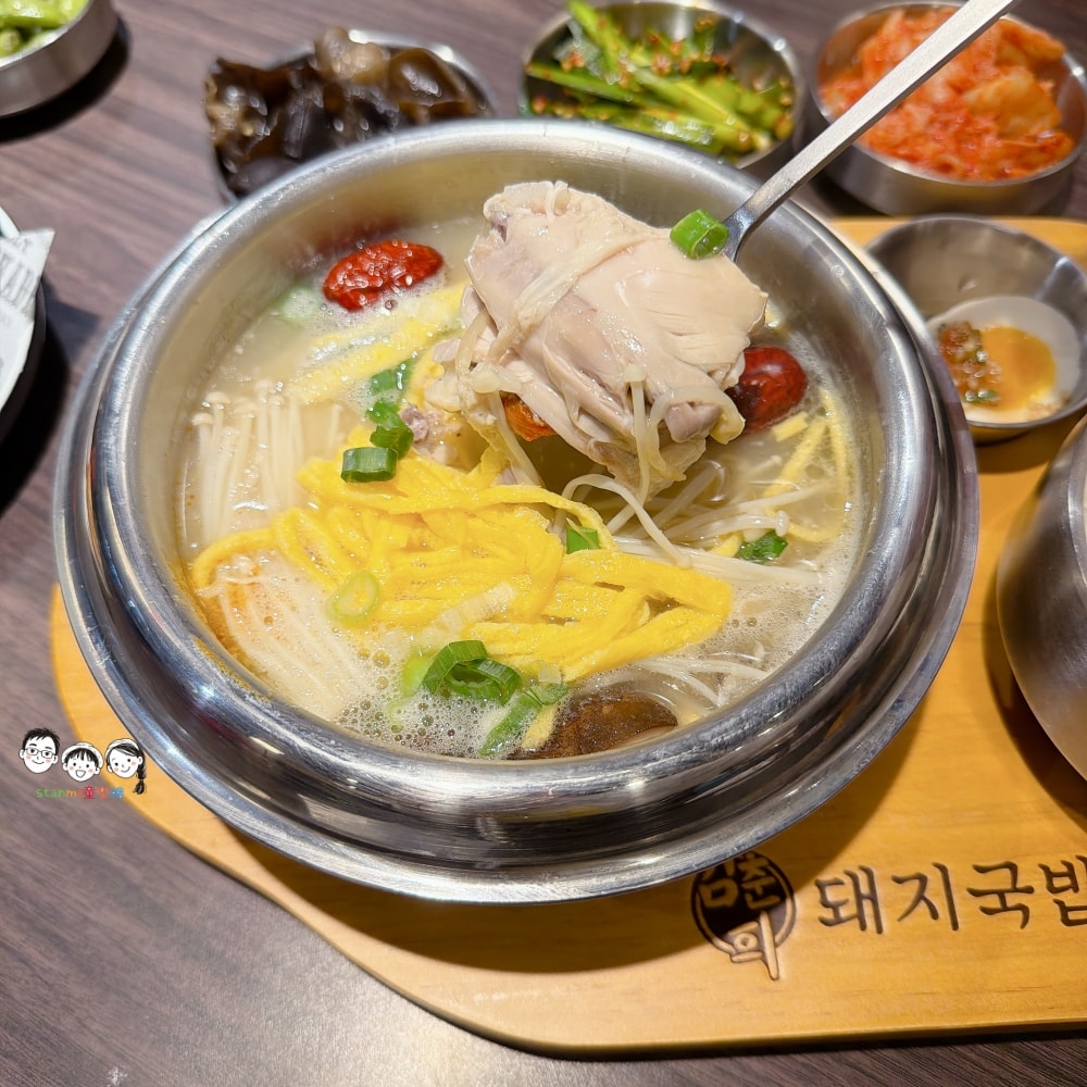 金春喜韓廚台南仁德家樂福店 所有的套餐都附有小菜、飯，還有霜淇淋吃到飽～ 大口吃，超韓啦