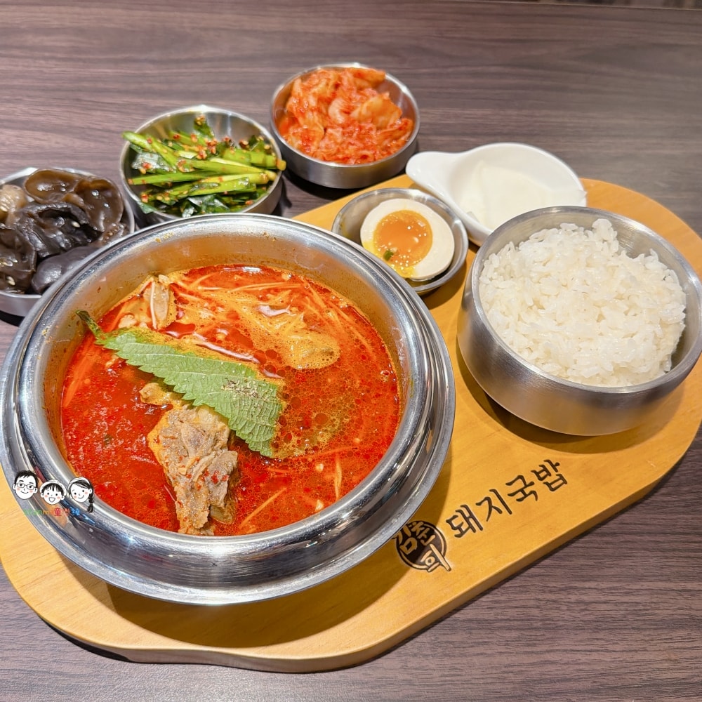 金春喜韓廚台南仁德家樂福店 所有的套餐都附有小菜、飯，還有霜淇淋吃到飽～ 大口吃，超韓啦