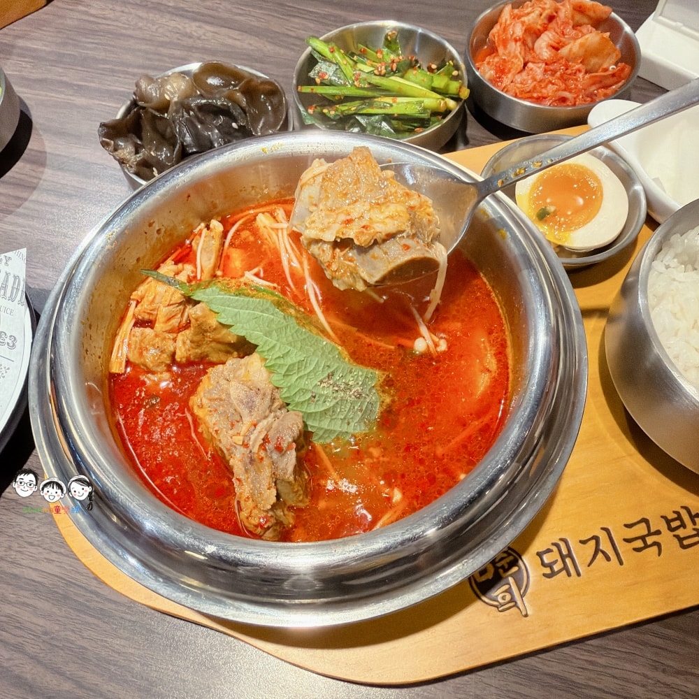 金春喜韓廚台南仁德家樂福店 所有的套餐都附有小菜、飯，還有霜淇淋吃到飽～ 大口吃，超韓啦