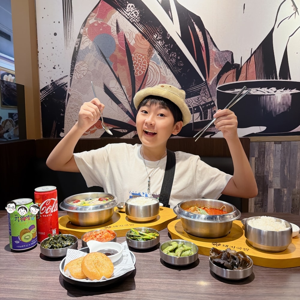 金春喜韓廚台南仁德家樂福店 所有的套餐都附有小菜、飯，還有霜淇淋吃到飽～ 大口吃，超韓啦