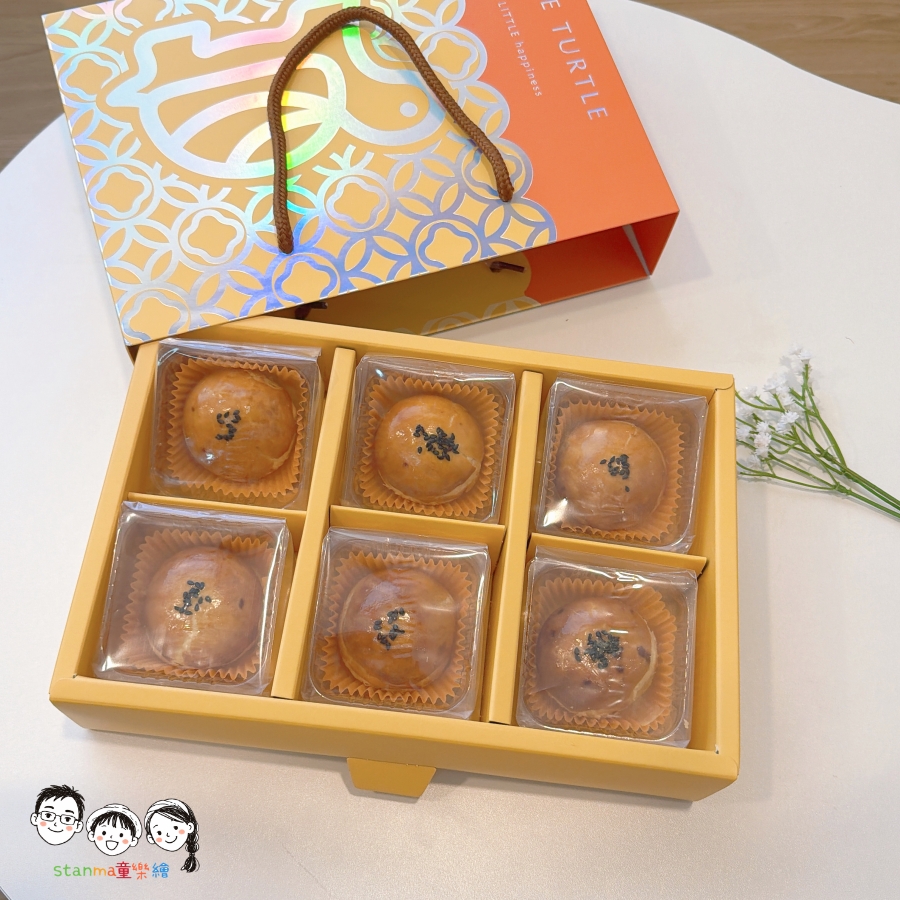 【年節送禮美食推薦】小烏龜烘培匠心蛋黃酥~一口驚豔的黃金比例!減糖不油膩、層層酥脆的極致午茶饗宴,送禮自己享用都是首選 - 第5張圖 【年節送禮美食推薦】小烏龜烘培匠心蛋黃酥~一口驚豔的黃金比例!減糖不油膩、層層酥脆的極致午茶饗宴,送禮自己享用都是首選