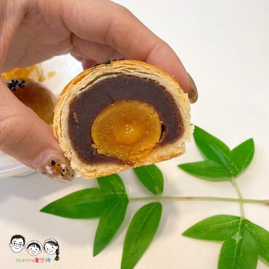 【年節送禮美食推薦】小烏龜烘培匠心蛋黃酥~一口驚豔的黃金比例!減糖不油膩、層層酥脆的極致午茶饗宴,送禮自己享用都是首選 - 第8張圖 【年節送禮美食推薦】小烏龜烘培匠心蛋黃酥~一口驚豔的黃金比例!減糖不油膩、層層酥脆的極致午茶饗宴,送禮自己享用都是首選