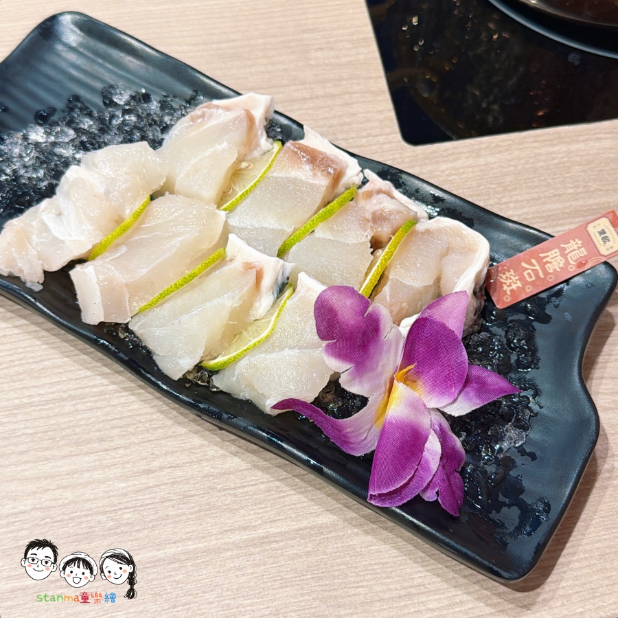 【高雄楠梓美食】里歐牛排&鍋物（藍田店）極致雙重享受！香煎厚切嫩肩牛排、高CP值海陸火鍋一次滿足，自助吧也無限享用啦！